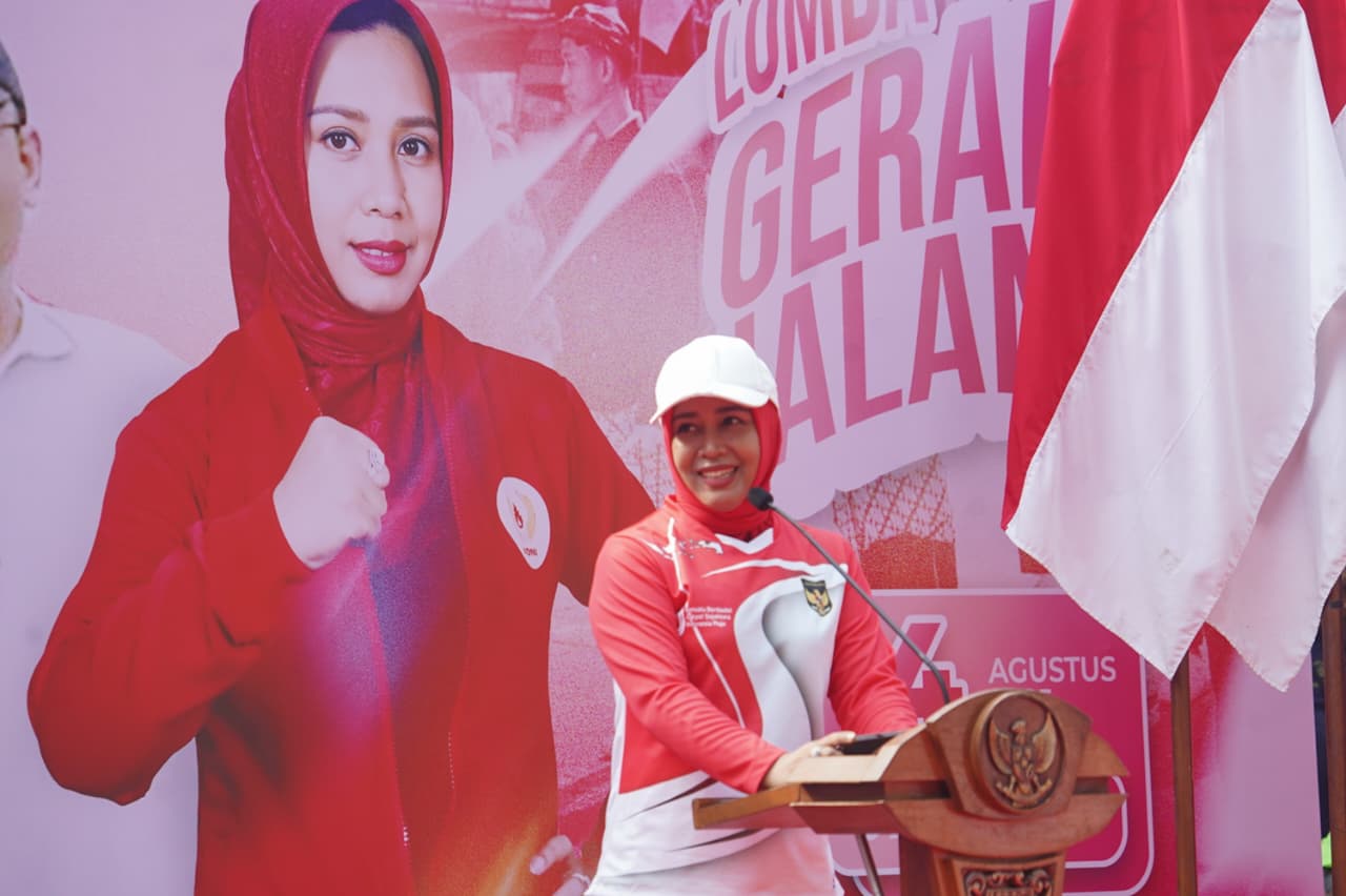 Wali kota Ning Ita saat memberangkatkan peserta lomba gerak jalan Kota Mojokerto. SP/Dwy AS