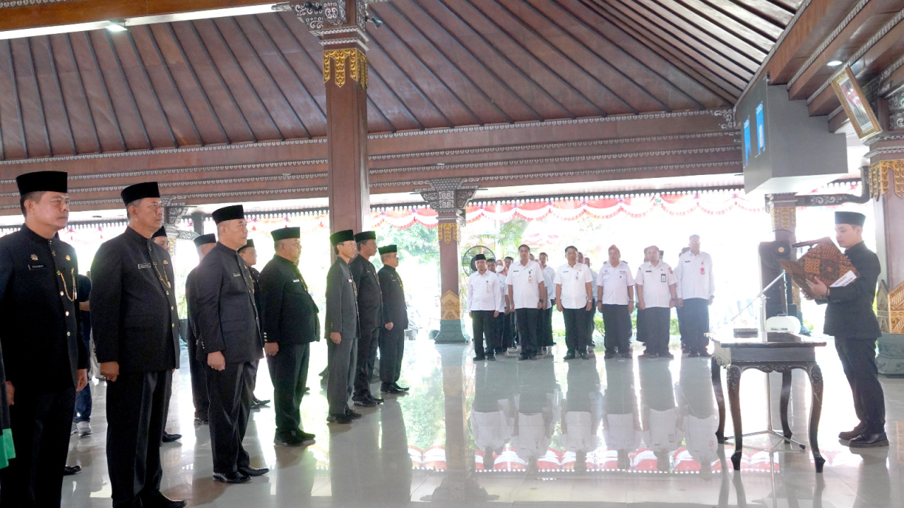 Bupati Mojokerto Gus Barra saat menghadiri mutasi perdana di awal kepemimpinannya.