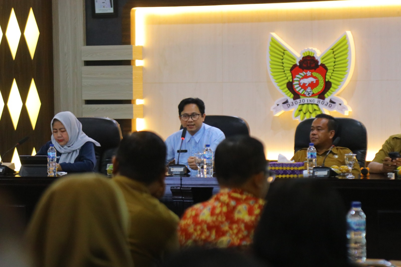 Kepala DP3AP2KB Arief Cholisudin (Kanan) saat rapat koordinasi Tim Percepatan Penurunan Stunting (TPPS), Selasa (23/9) di Ruang Joyoboyo Balaikota Kediri