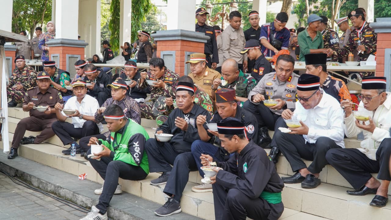 Perwakilan driver ojek online (Ojol) Lamongan membaur dan menikmati makanan usai  apel kebangsaan dan doa bersama. SP/MUHAJIRIN