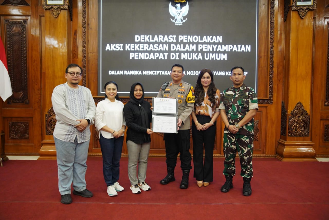 Wali Kota Mojokerto, Ika Puspitasari memimpin langsung deklarasi penolakan aksi kekerasan di Sabha Mandala Madya Balai Kota Mojokerto, Minggu (31/08/2025) malam. SP/ DWI