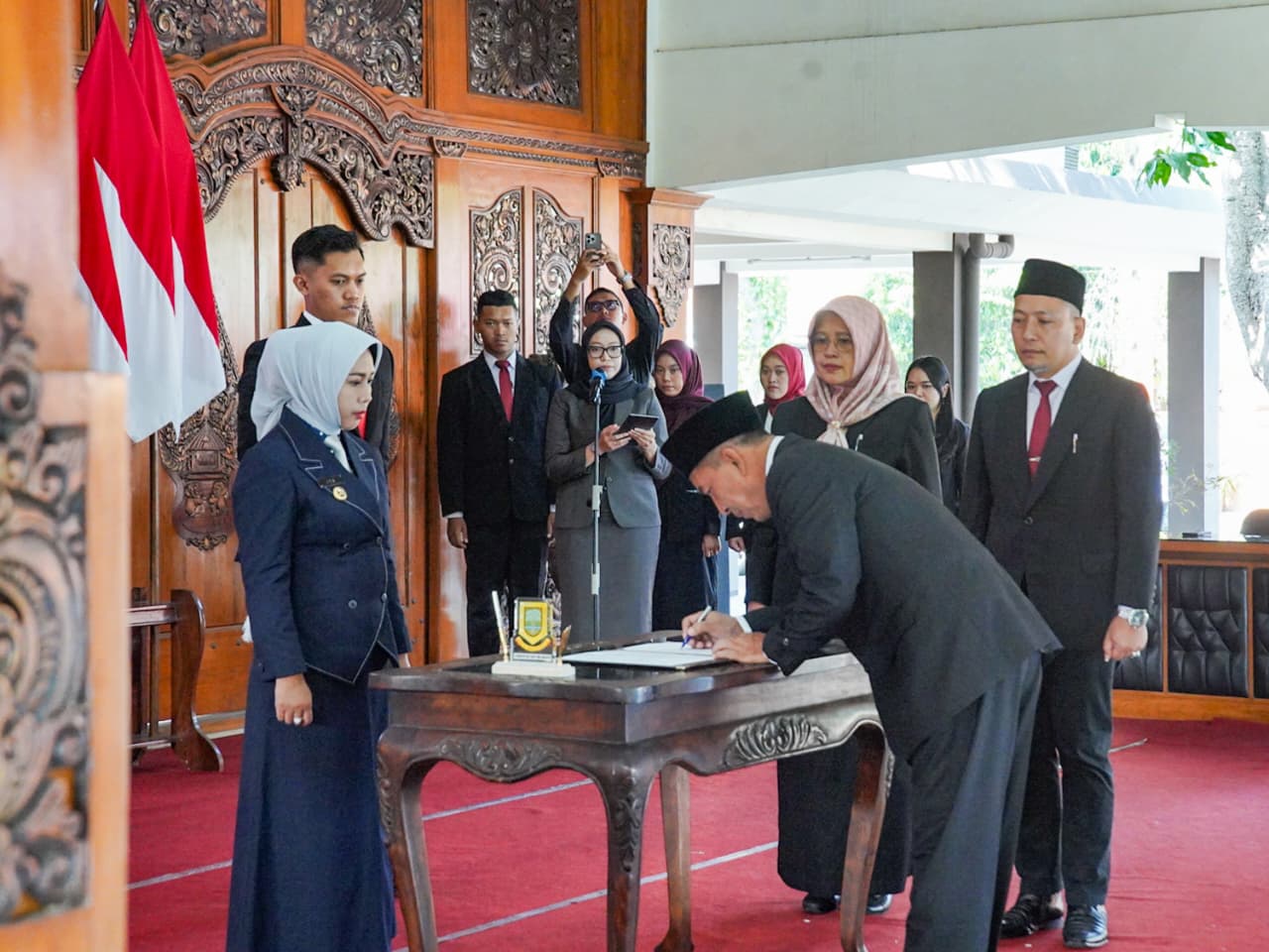 Walikota Ning Ita saat melantik dan mengambil sumpah 11 Aparatur Sipil Negara (ASN).SP/ DWI