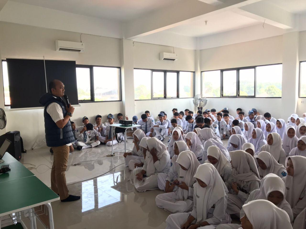 Satuan Reserse Narkoba (Satresnarkoba) Polres Pasuruan menggelar sosialisasi bahaya penyalahgunaan dan peredaran narkoba kepada 100 siswa-siswi beserta dewan guru di SMA Walisongo Gempol, Senin kemarin. SP/ AZIZ
