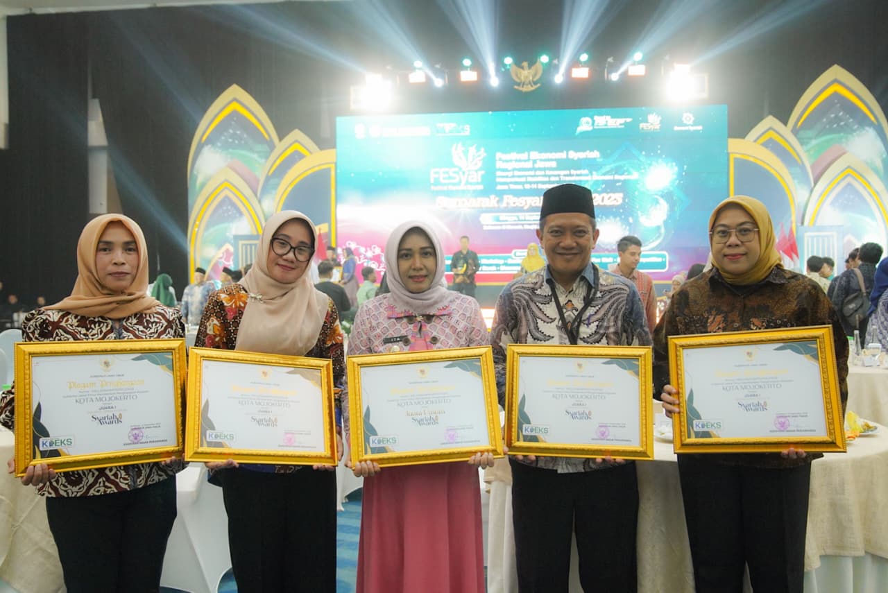 Walikota Ning Ita saat menerima penghargaan Syariah Awards Jawa Timur 2025. SP/ DWI