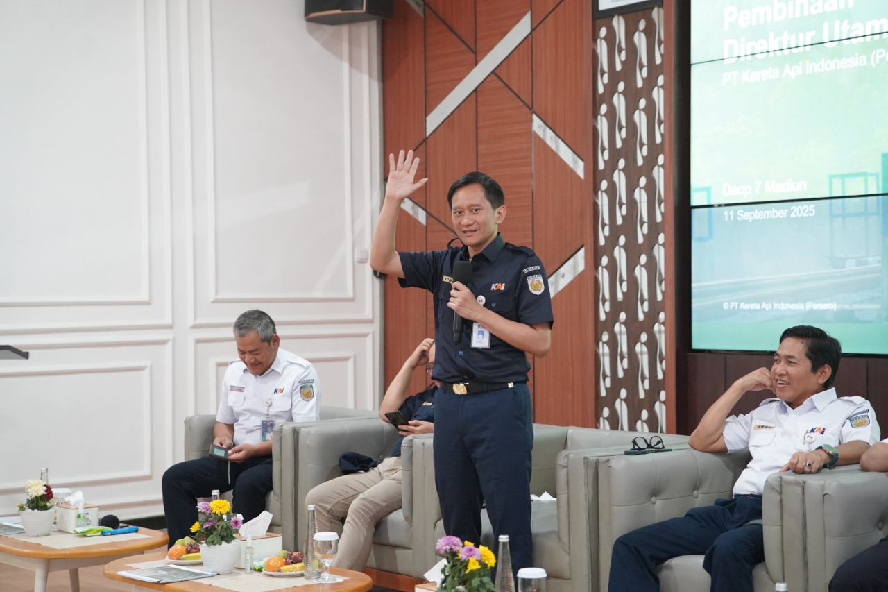 Bobby Rasyidin saat berikan arahan dan kunjungan di Stasiun di wilayah KAI Daop 7 Madiun. SP/ Lestariono