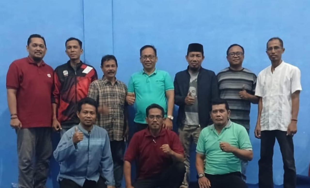 Baju hijau ditengah ketua PTMSI Kabupaten Sampang H.Hifni bersama pengurus. SP/ GANDI