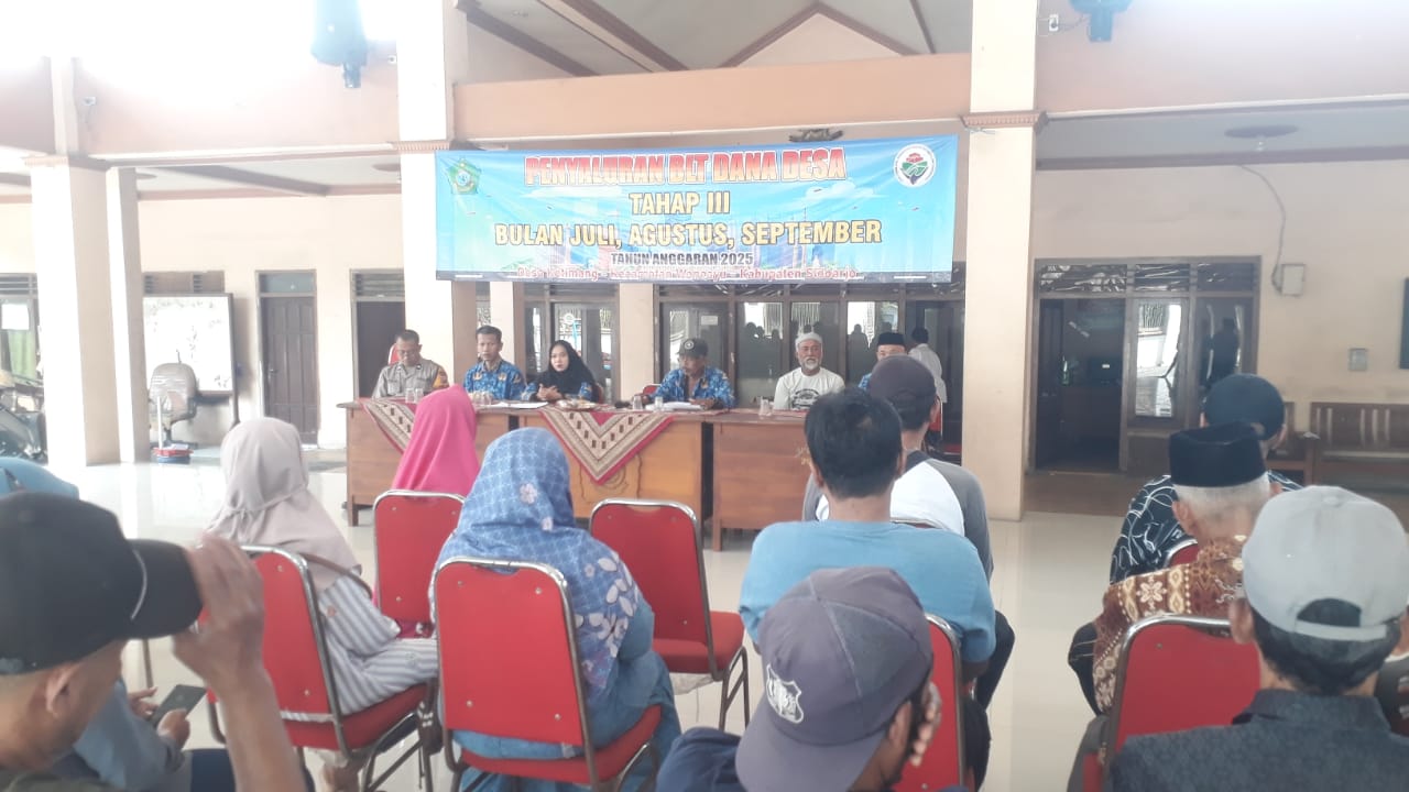 Acara pembagian BLT- DD di Pendopo kantor desa Ketimang Kecamatan Wonoayu. SP/ HIKMAH