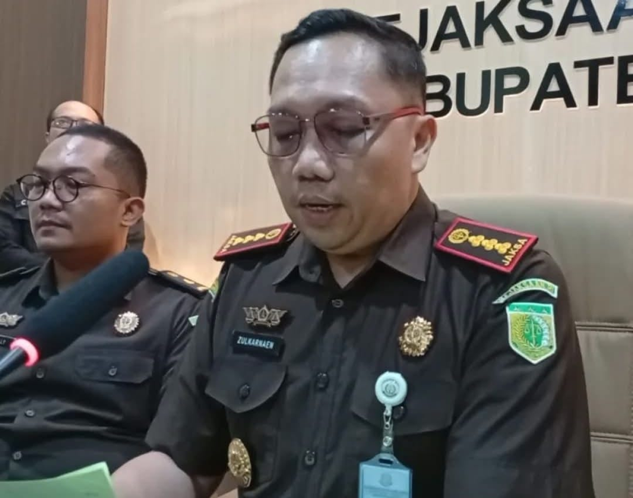 Kajari Kabupaten Blitar Zulkarnain saat menetapkan tersangka. SP/ Lestariono