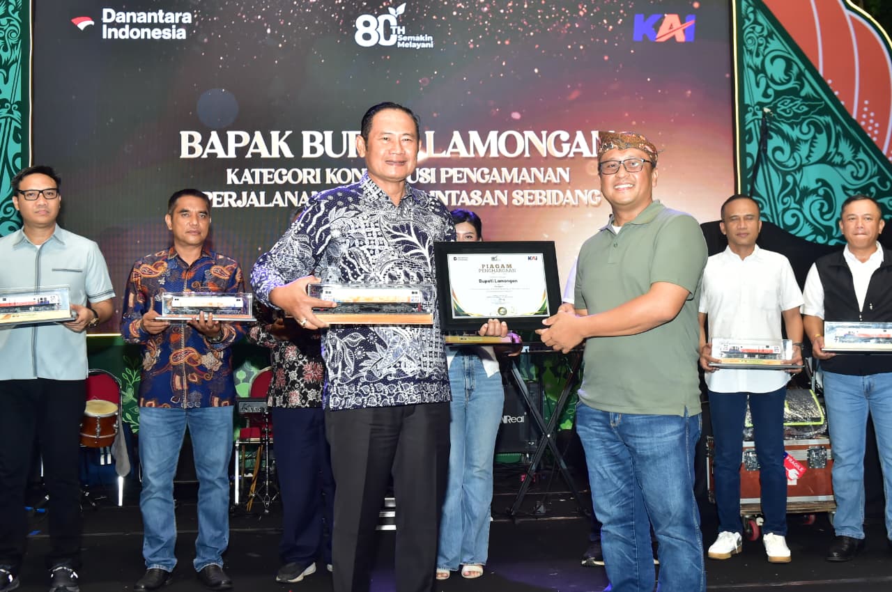 Bupati Lamongan saat menerima penghargaan dari PT KAI. SP/IST