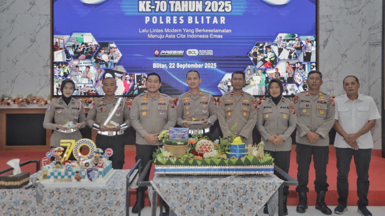 Suasana Peringatan HUT Lalulintas ke 70, Kapolres serahkan tumpeng kepada Kasat Lantas, dan AKP Rio beri pesan pada masyarakat. SP/ Lestariono