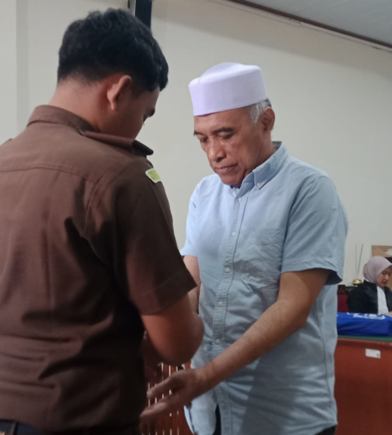 Terdakwa Dr H Achmad Wahyudin diborgol usai mengikuti sidang, Senin (8/9/2025).