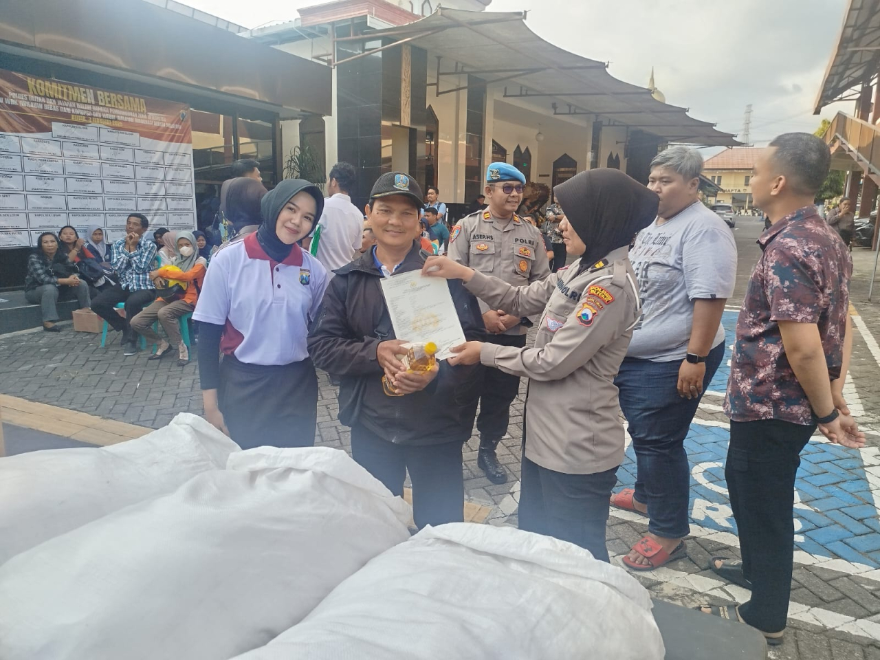 Petugas (Polwan) sampaikan bingkisan Jumat Berkah pada pencari SKCK untuk PPPK Paruh waktu, Kapolres Blitar AKBP Arif menyampaikan pesan pada mereka yg cari SKCK.