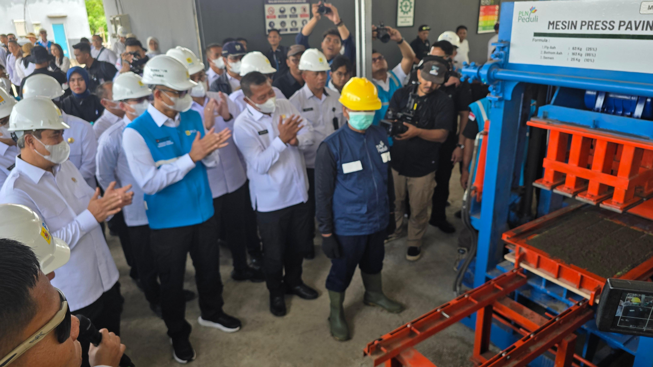 Imipas, Agus Andrianto (kiri), dan Dirut PLN, Darmawan Prasodjo (kedua dari kiri) menyaksikan proses pengolahan FABA menjadi paving block diLapas Nusakambangan, Cilacap, Jawa Tengah, pada Selasa (9/9/2025). Foto/Humas PLN