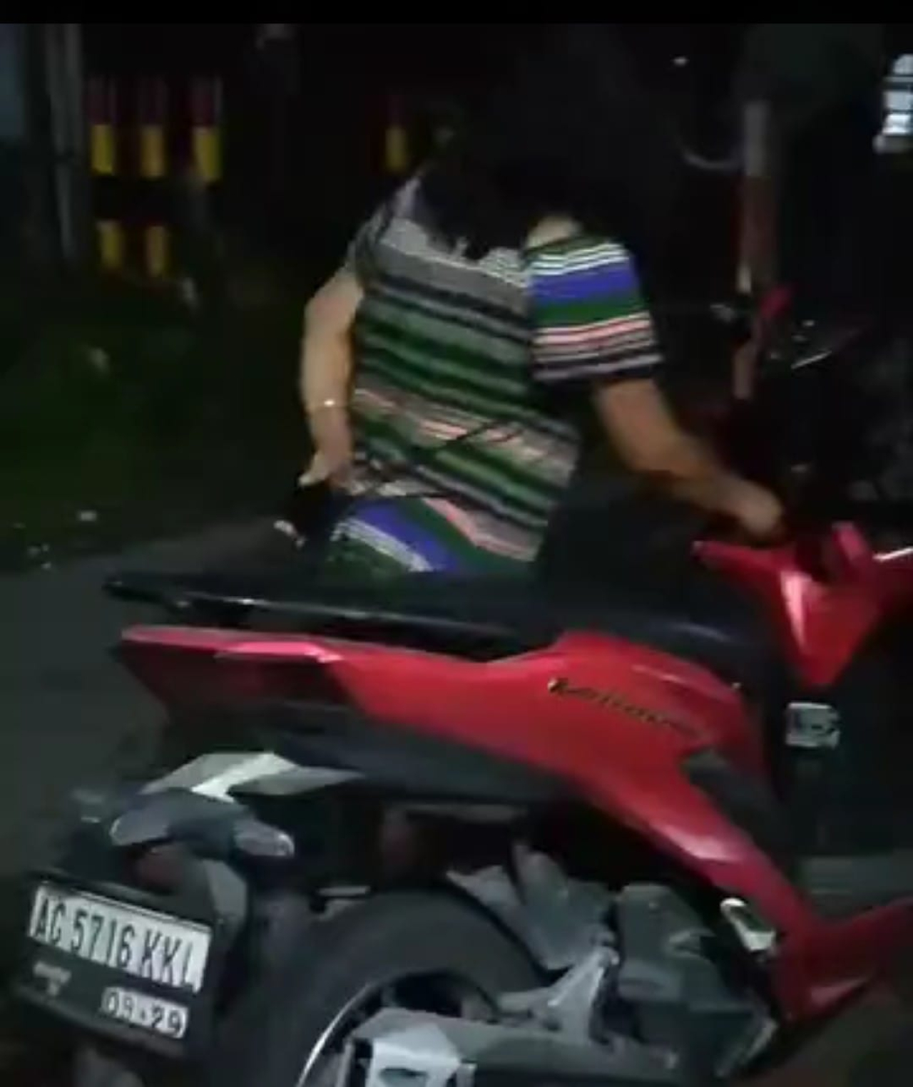Situasi di TKP pada Sabtu dini hari (20 September.2025) motor di amankan warga, dan kondisi korban.