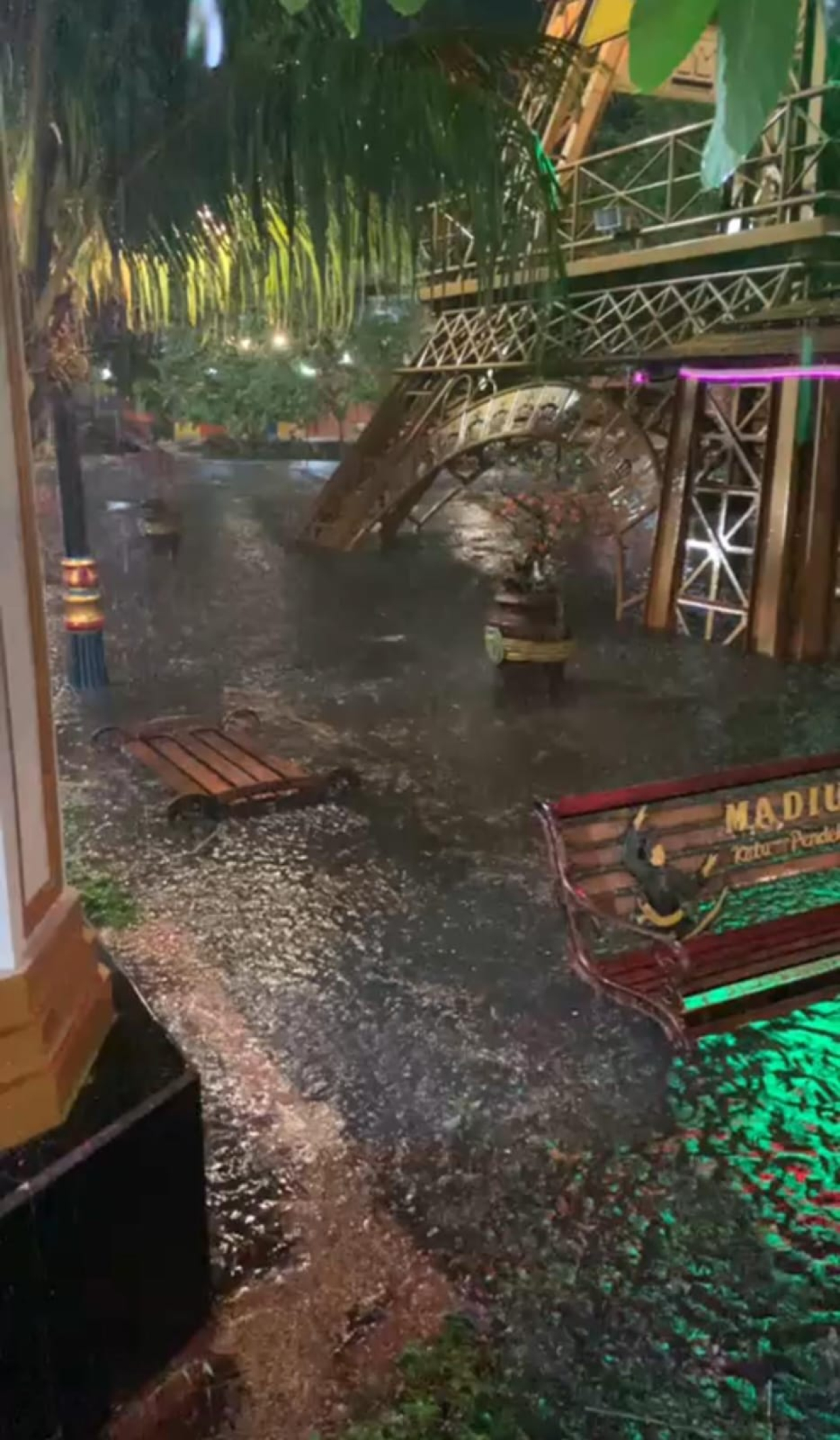 Tangkapan layar video viral banjir di PRC Kota Madiun, Minggu (21/9/2025).