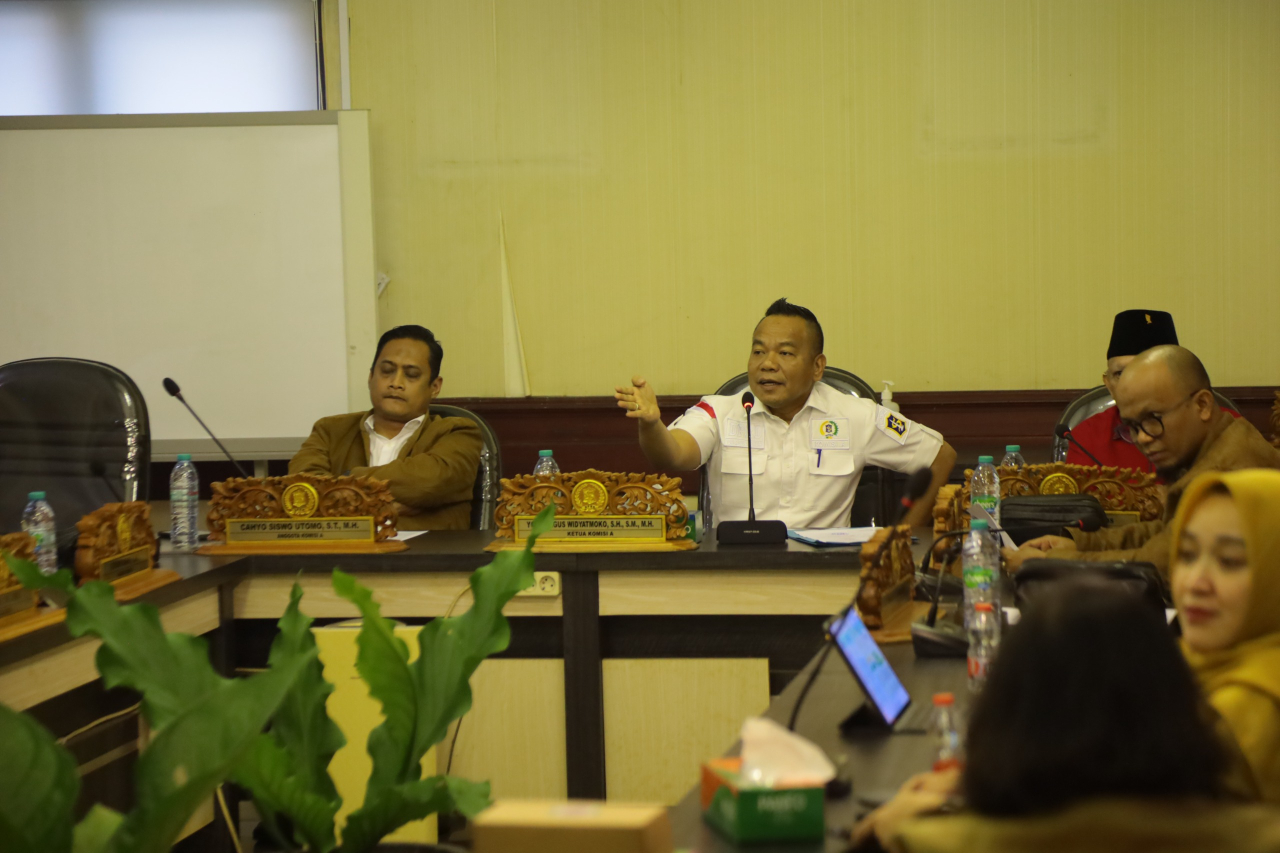 Suasana rapat dengar pendapat atau haering bersama Warga Simolawang, Dinas Kependudukan dan Pencatatan Sipil (Dispendukcapil) di ruang komisi A DPRD Surabaya, Selasa (23/9).