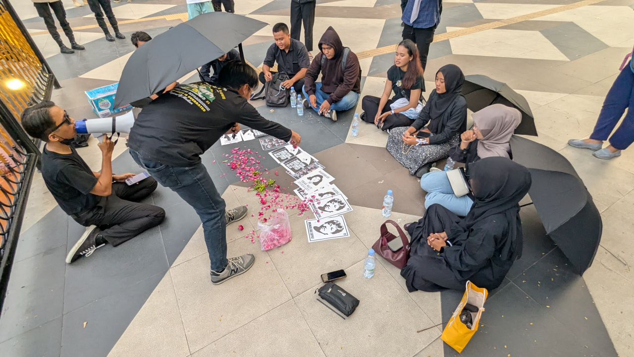 Sejumlah mahasiswa lintas organisasi menggelar Aksi Kamisan perdana di kawasan replika Patung Marlion, PSC Kota Madiun, Kamis (25/9/2025).