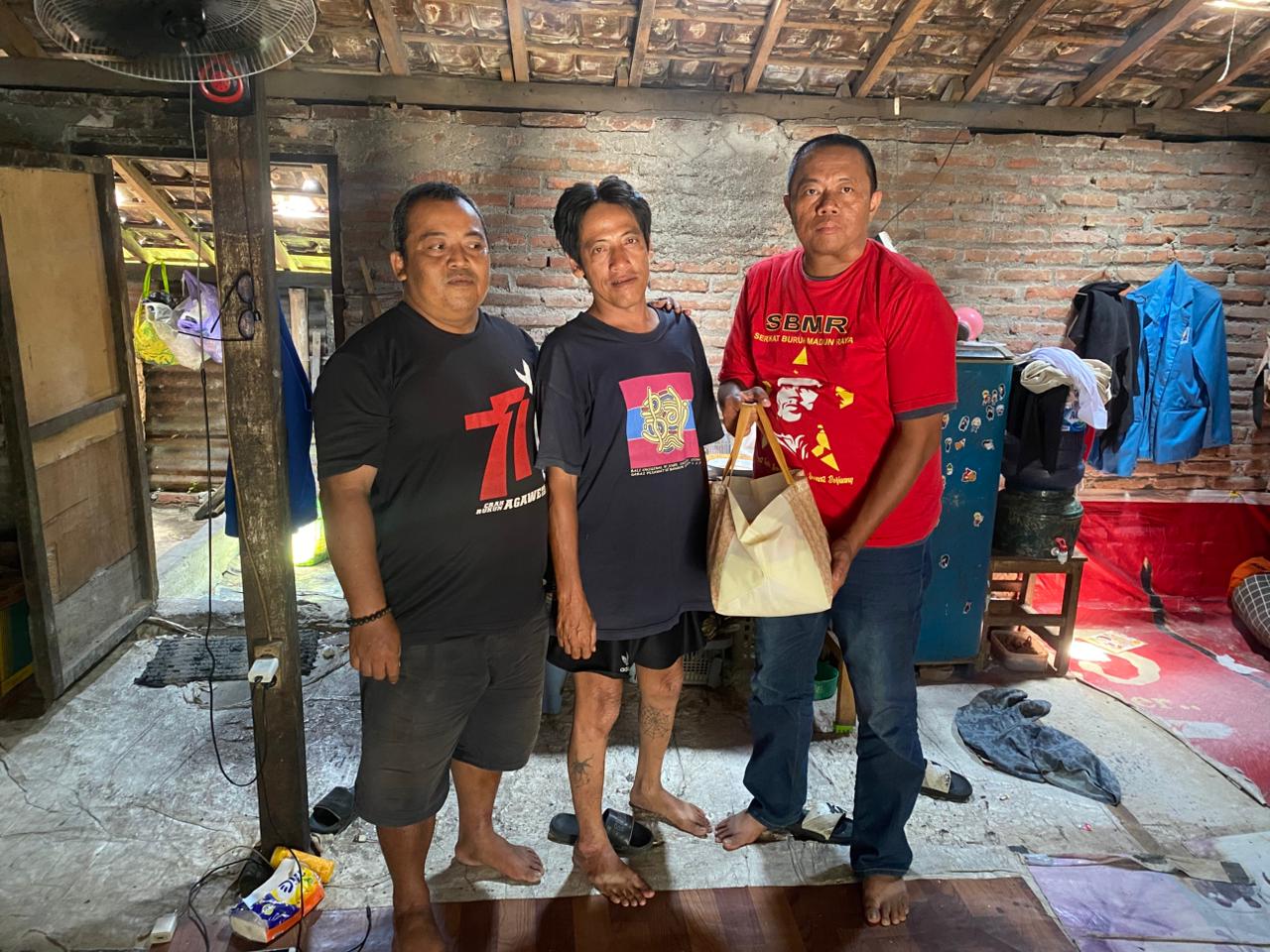 SBMR menyalurkan bantuan sembako kepada keluarga kurang mampu di Kota Madiun, Jumat (26/9/2025).