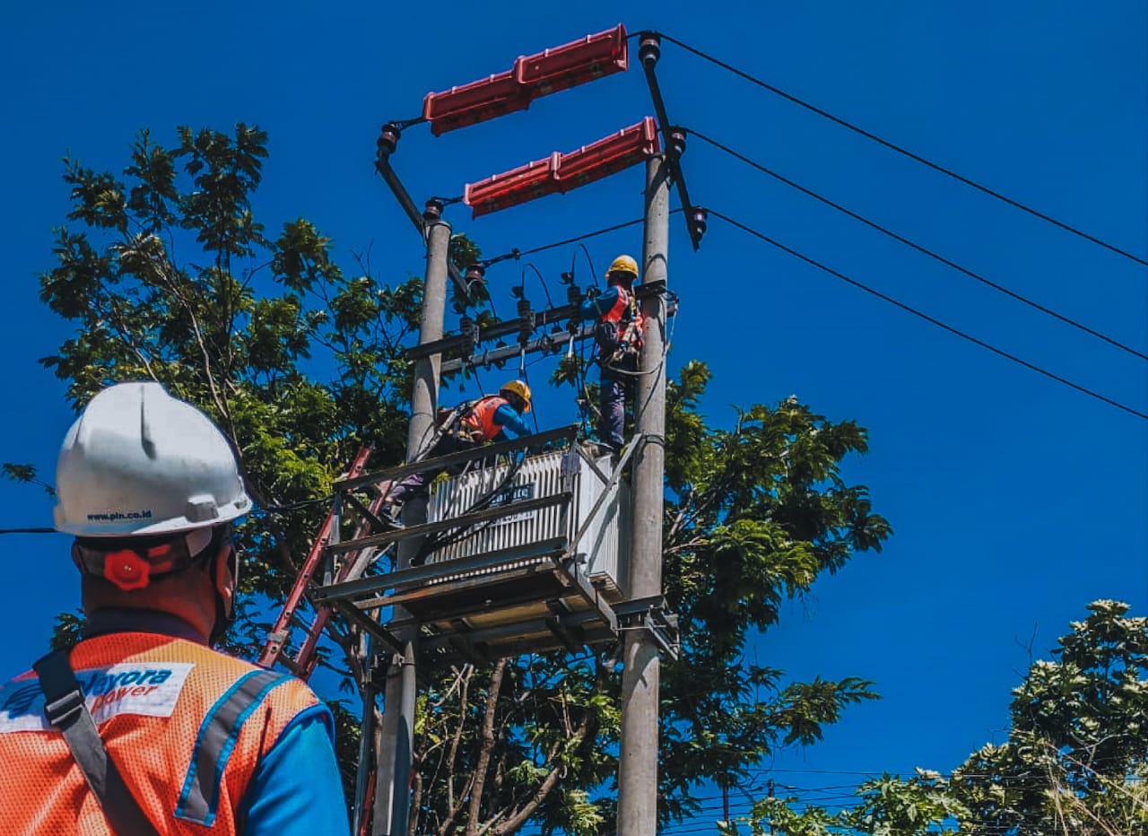 Ilustrasi petugas PLN secara rutin melakukan pemeliharaan infrastruktur untuk menjaga keandalan pasokan listrik bagi masyarakat. Foto/Humas PLN
