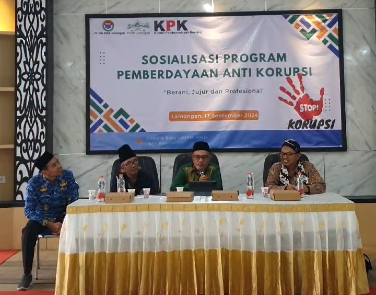 Ketua PCNU Lamongan, Dr KH Syahrul dan Sugiarto, Kasatgas Sertifikasi dan Pemberdayaan KPK RI, dan ketua IKA PMII Alamuddin dalam acara sosialisasi.  FOTO:SP/MUHAJIRIN