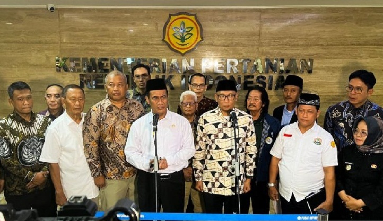 Menteri Pertanian Andi Amran Sulaiman (tengah), Gubernur Lampung Rahmat Mirzani Djausal (tiga kanan) dalam jumpa pers di Kantor Kementerian Pertanian Jakarta.