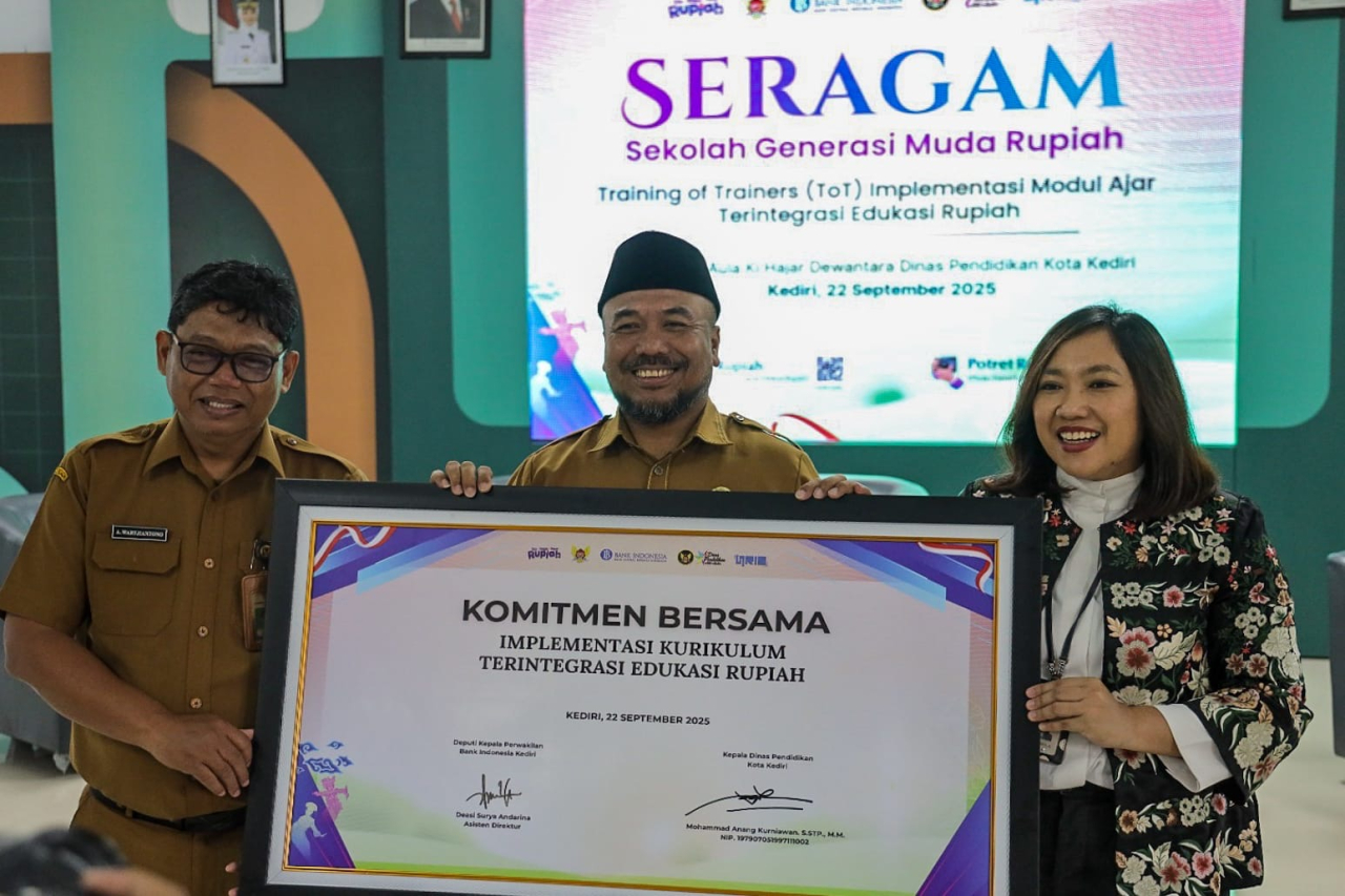 Kepala Dinas Pendidikan Kota Kediri Moh Anang Kurniawan (tengah) saat foto bersama komitmen implementasi kurikulum terintegrasi edukasi rupiah bersama KPwBI
