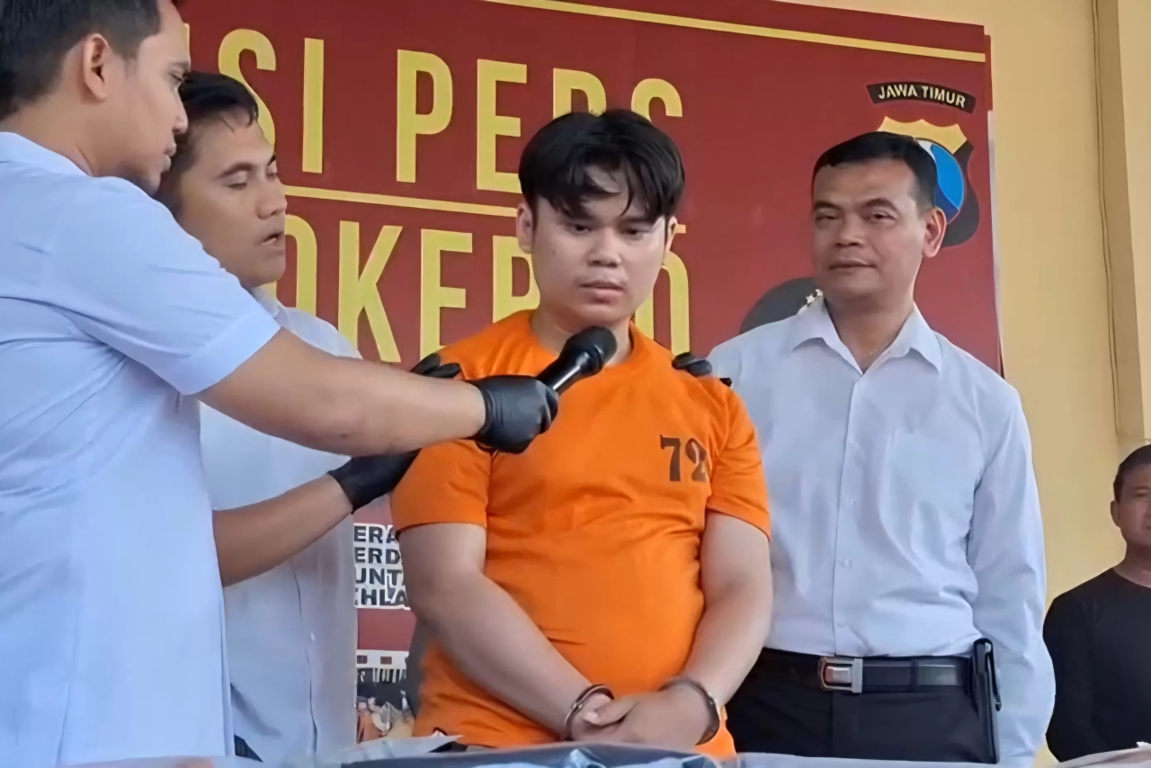 Tampang Alvi Maulana, usai ditangkap tim Polres Mojokerto, terlihat tidak ada penyesalan usai membunuh kekasih yang juga pasangan kumpul kebonya dengan cara memutilasi di tempat indekostnya.