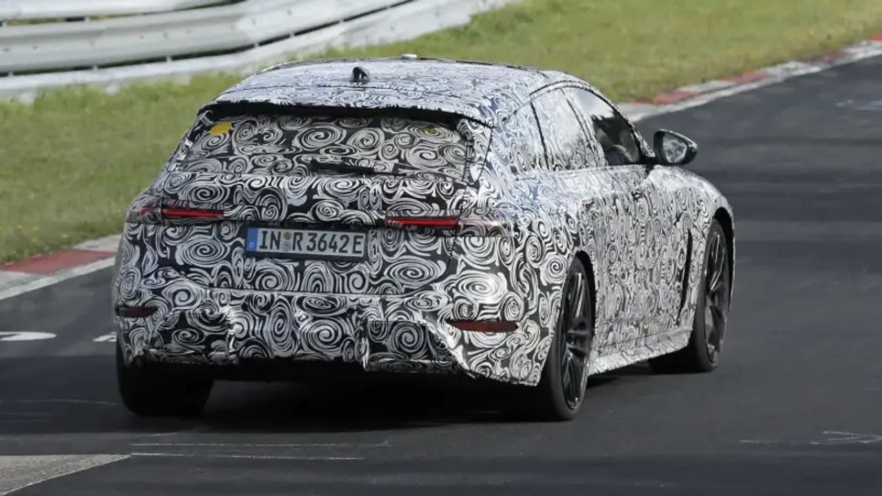 Penampakan yang diperkirakan adalah S6 e-tron Performance sedang di uji coba di jalanan. SP/ JKT