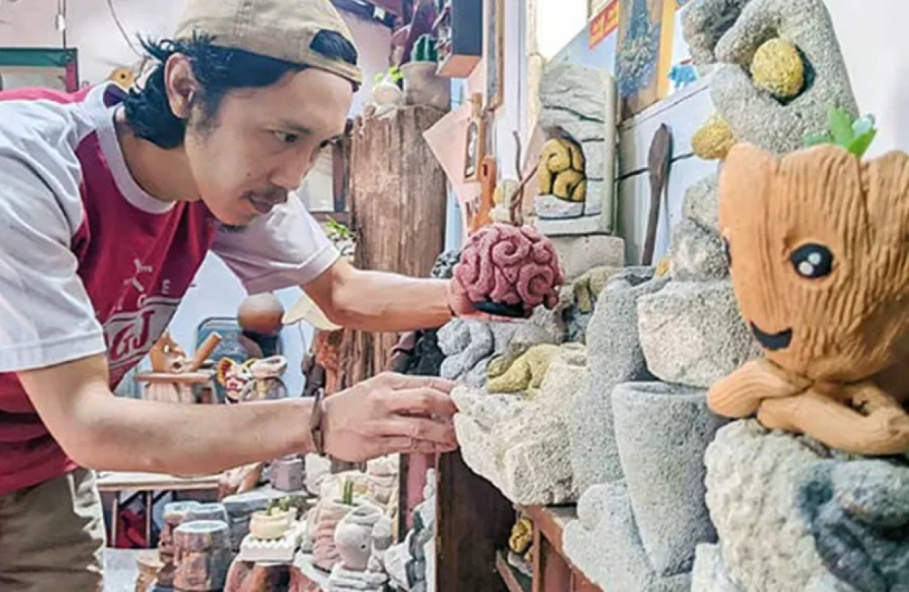 Tomi Adi Winarko (38) berhasil menyulap bata ringan menjadi karya seni bernilai tinggi hingga pasar ekspor. SP/ BTU