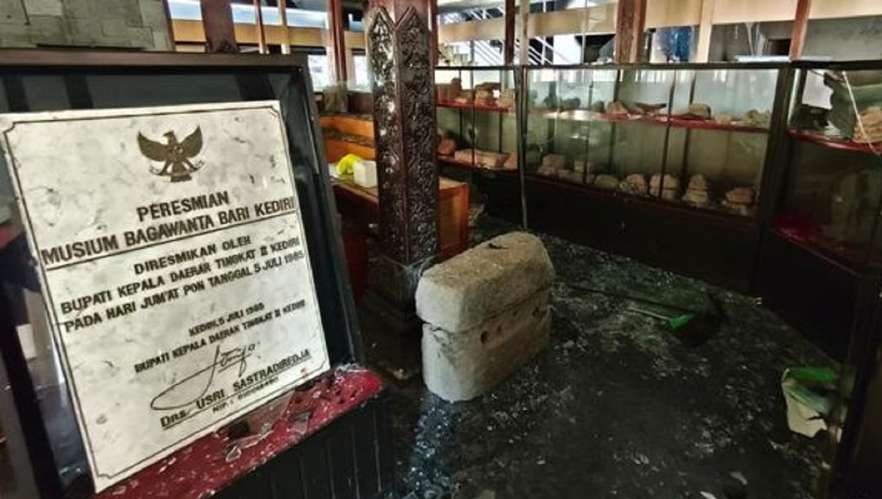 Kondisi terkini sejumlah benda bersejarah di Museum Pemkab Kediri yang dijarah. SP/ KDR