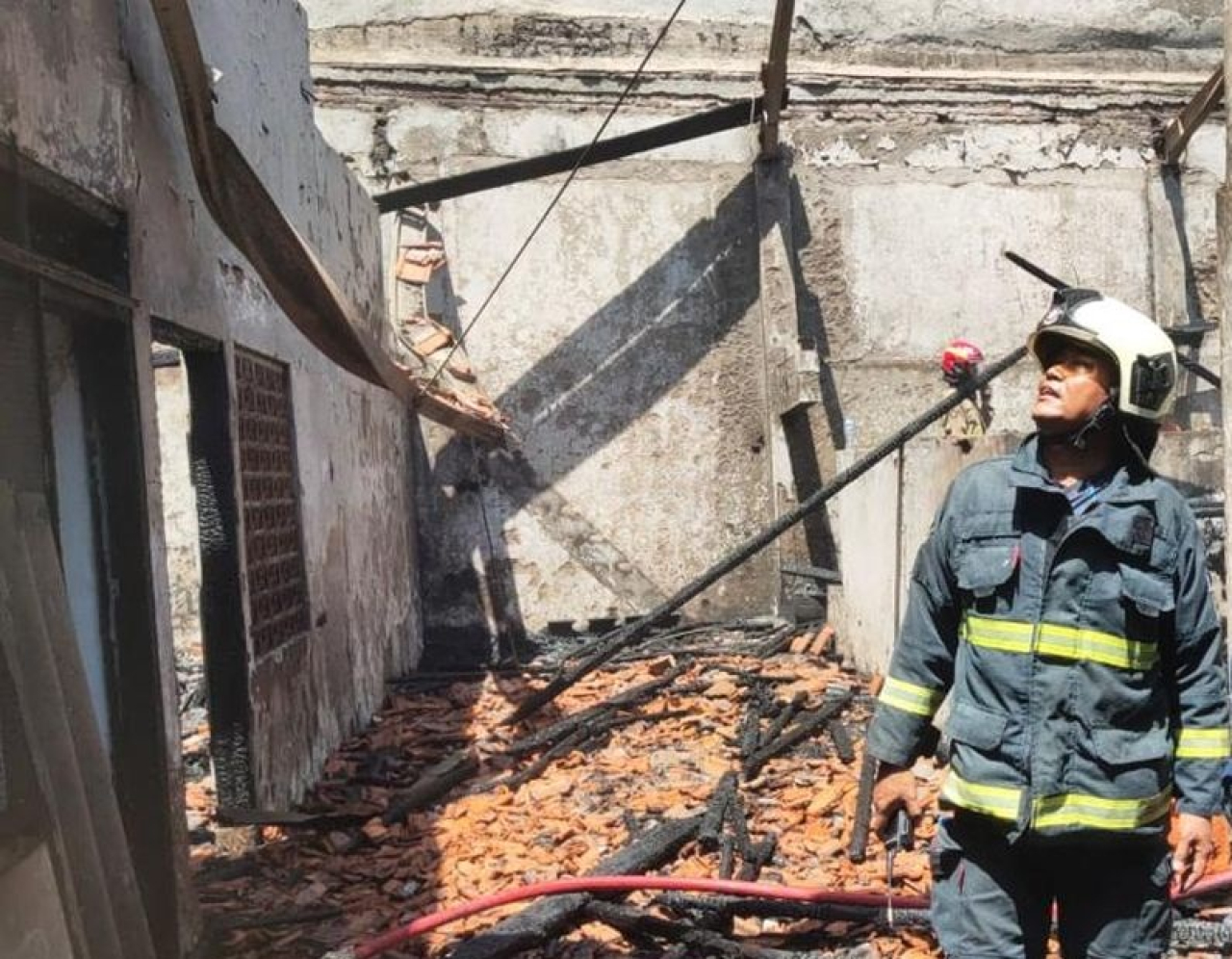 Rumah Terbakar di Darmo Baru Barat Surabaya