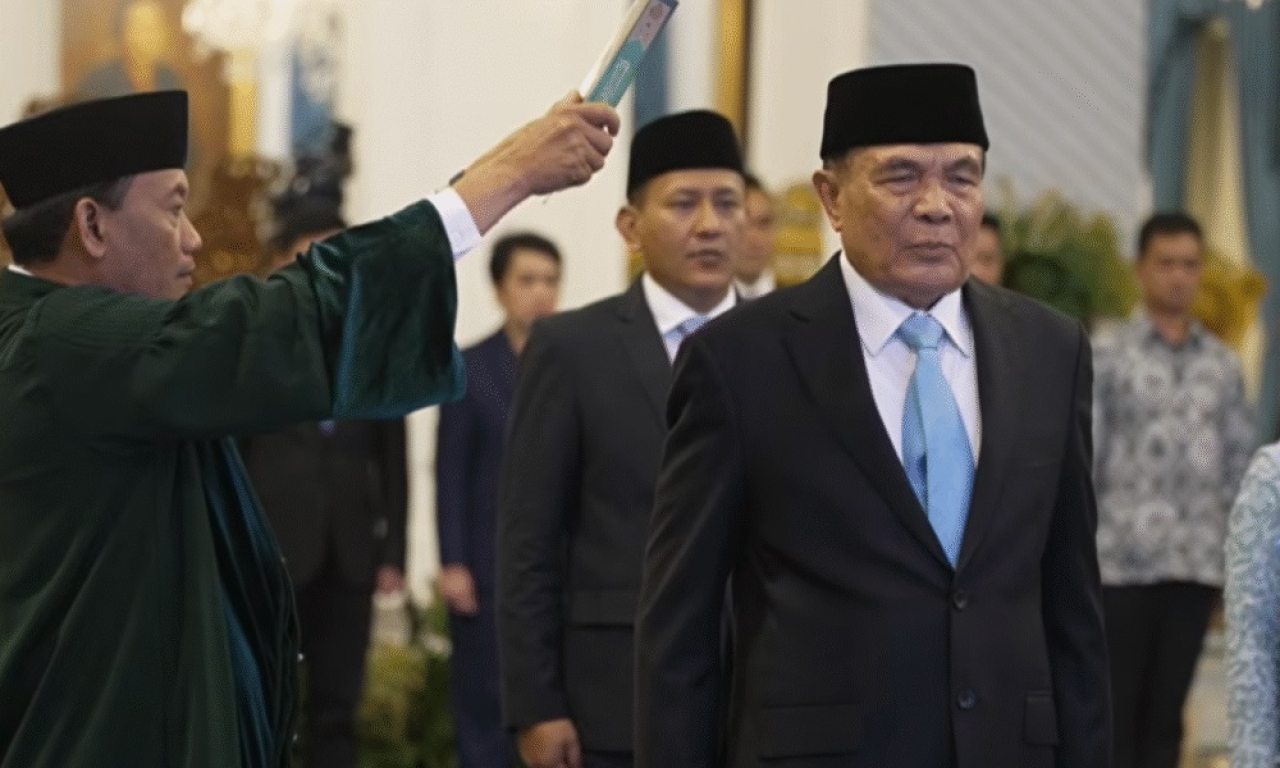 Djamari Chainago, saat dilantik oleh Presiden Prabowo menjadi Menko Polkam menggantikan Budi Gunawan di Istana Presiden Jakarta.