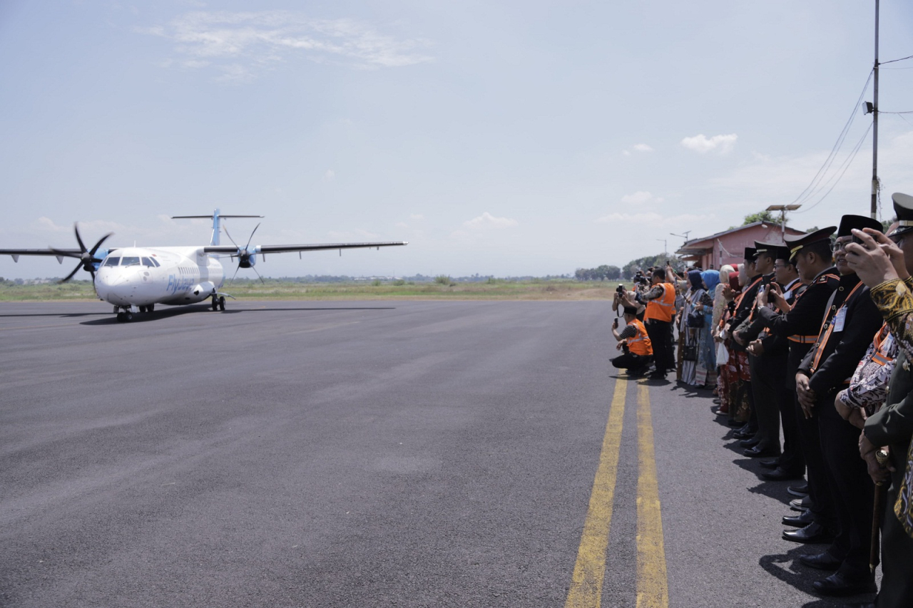 Pesawat Fly Jaya di Bandara Notohadinegoro Siap Layani Penerbangan Jember - Jakarta.