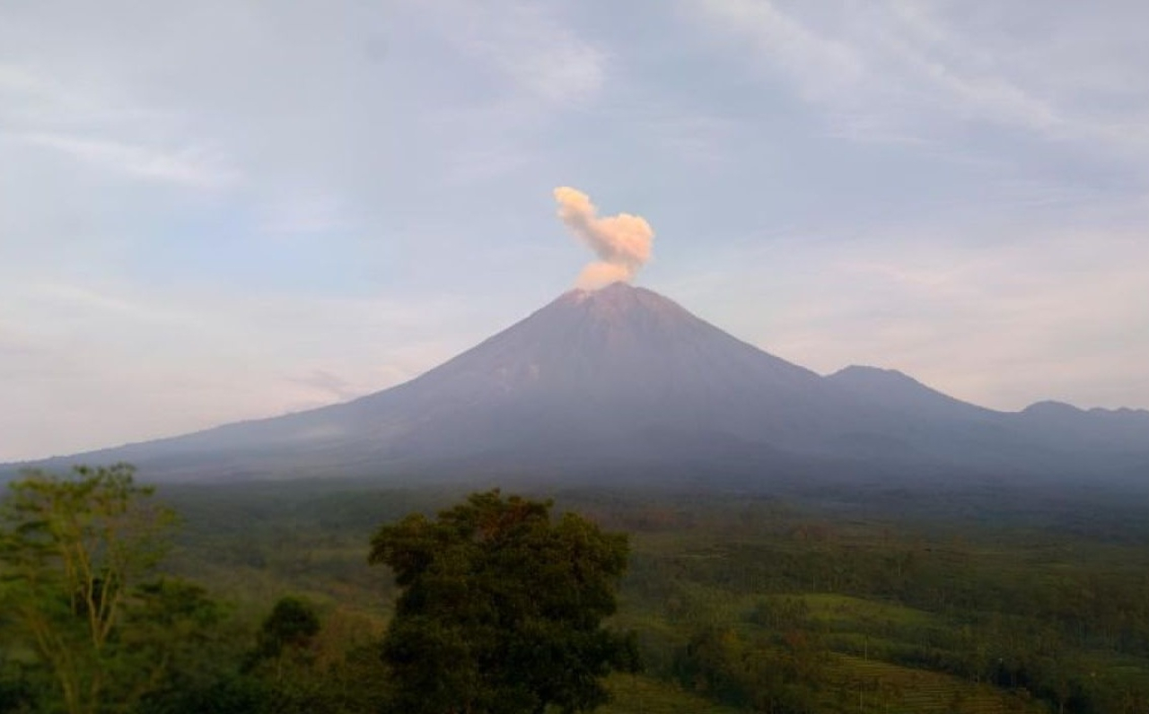 Ilustrasi. Gunung Semeru di Lumajang, Jawa Timur kembali mengalami erupsi. SP/ LMJ
