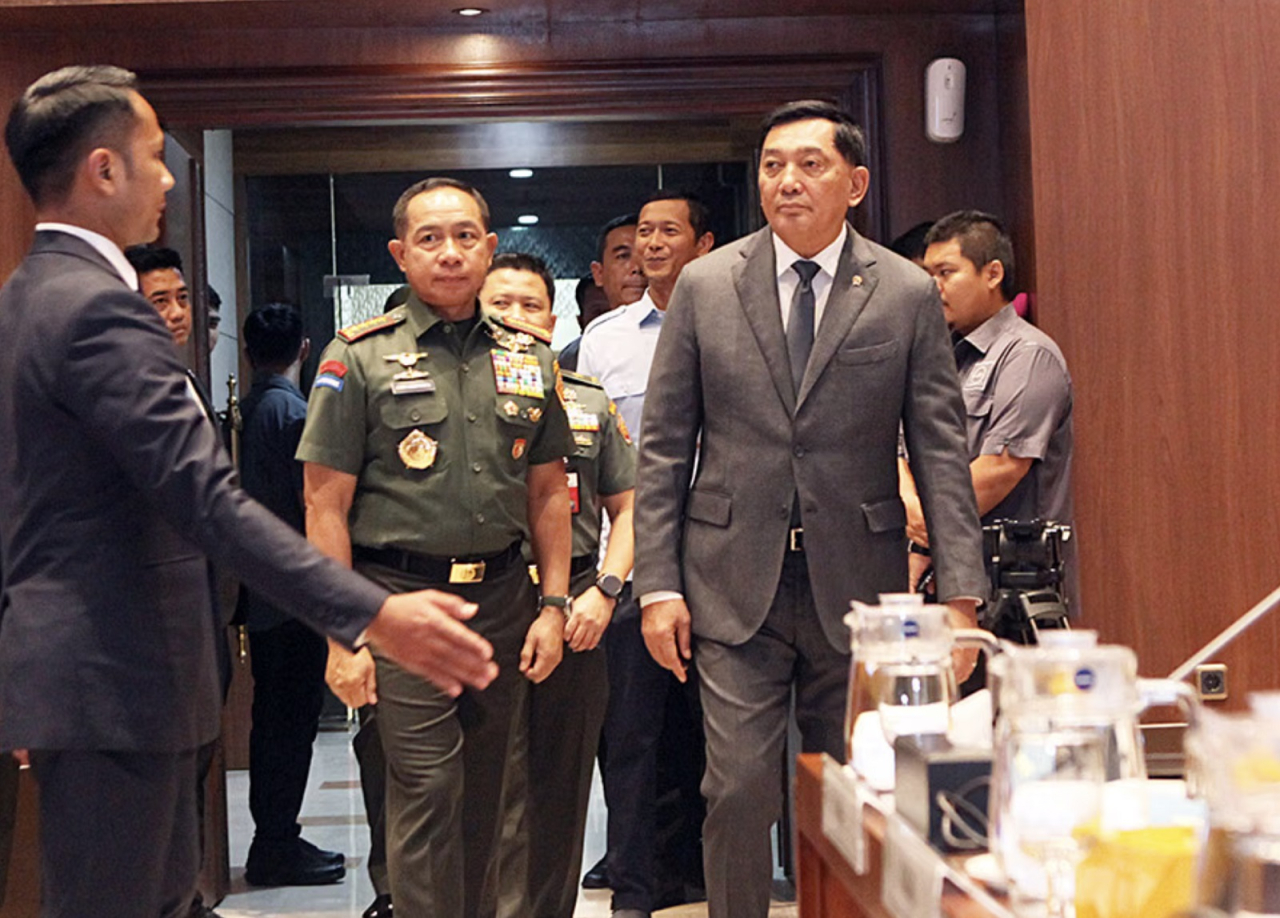 Menteri Pertahanan Sjafrie Sjamsoedin didampingi Panglima TNI Jenderal Agus Subiyanto hadir dalam rapat kerja dengan Komisi III DPR di Gedung Nusantara II DPR, kompleks parlemen, Senayan, Jakarta, Selasa (16/9/2025). 