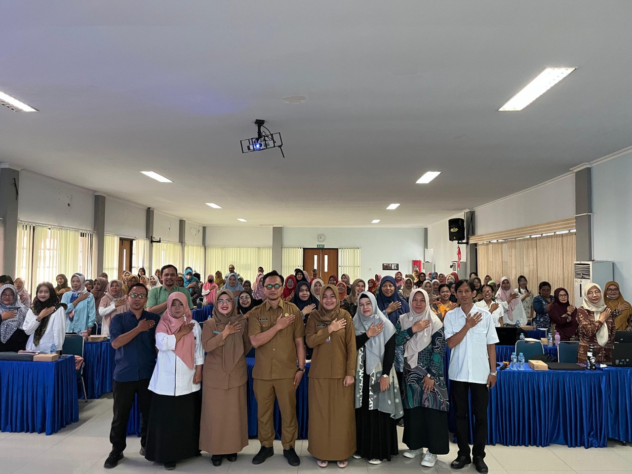 Dinas Pendidikan. Kegiatan tersebut diikuti oleh Kepala HIMPAUDI dan seluruh Kepala Sekolah Kelompok Belajar (KB) se-Kota Kediri mengikuti kegiatan peningkatan kualitas SDM