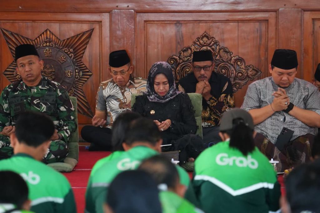 Walikota Ning Ita doa bersama dengan ratisan ojol di rumah rakyat
