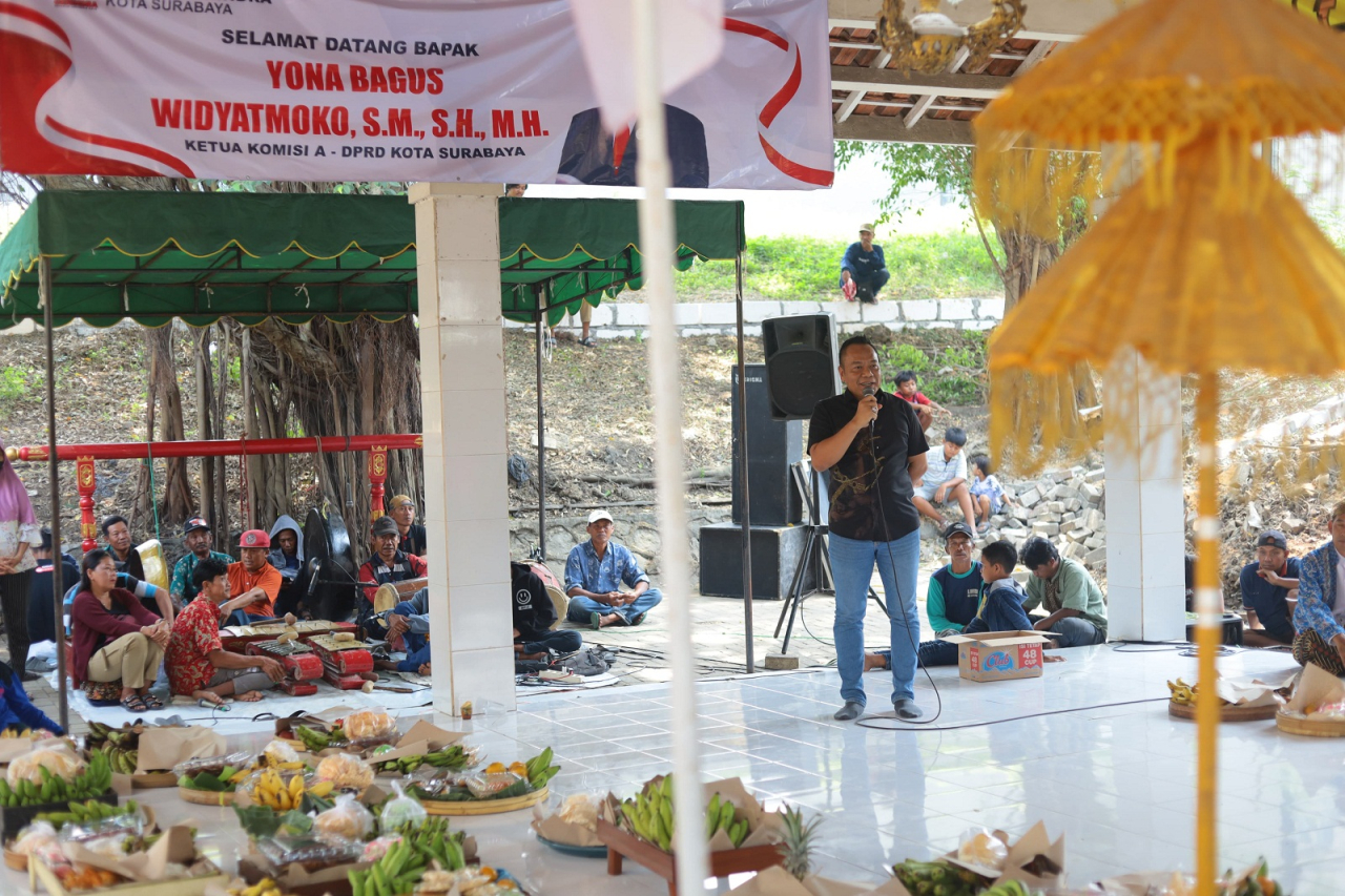 Ketua Komisi A DPRD Surabaya, Yona Bagus Widyatmoko saat menghadiri acara Sedekah Bumi Dukuh Watulawang, RT 01 RW 06, Kelurahan Made, Kecamatan Sambikerep, Surabaya.