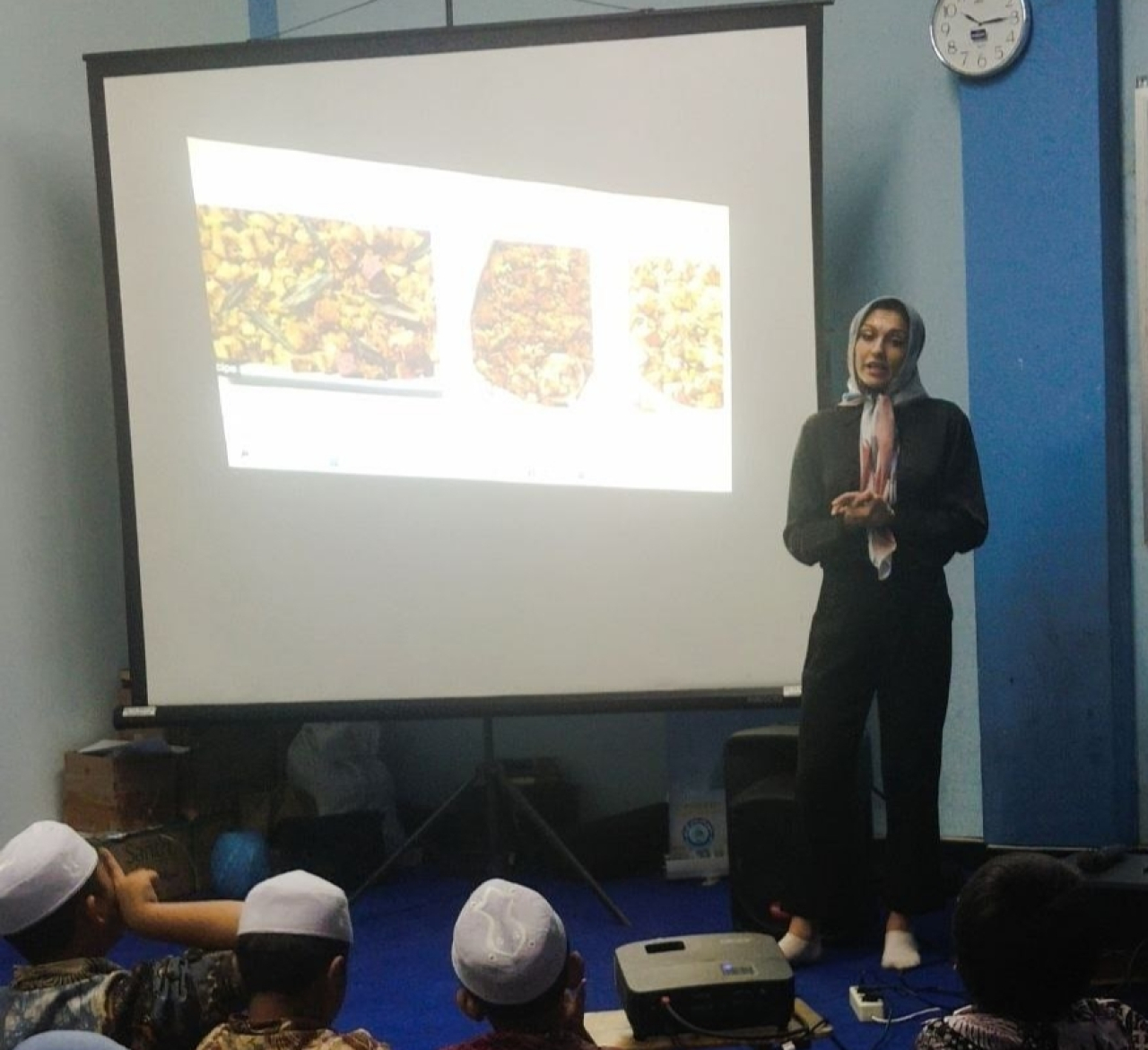 McKenzie Gadd saat memberikan penjelasan pada siswa SD Ta'miriyah Surabaya, Kamis (18/9/2025). 