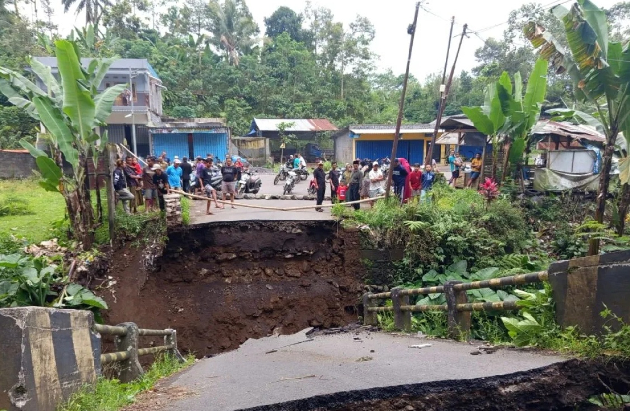 Kondisi terputusnya jembatan Kali Tutur, di Desa Kandangan, Kecamatan Senduro, Kabupaten Lumajang, Jawa Timur. SP/ LMJ