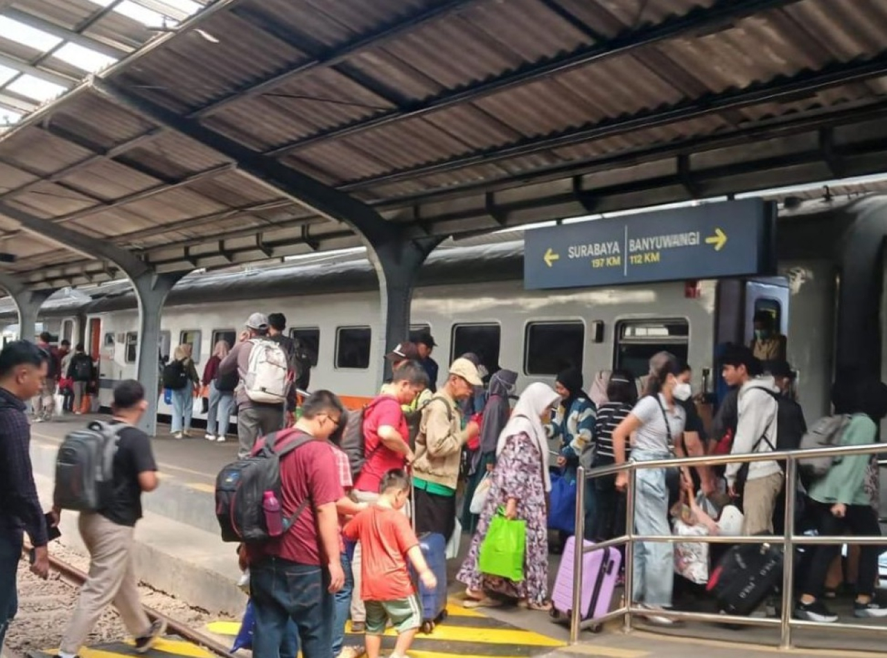 Ilustrasi. Stasiun Jember yang ramai penumpang di momen Maulid Nabi Muhammad SAW 1447 H. SP/ JBR