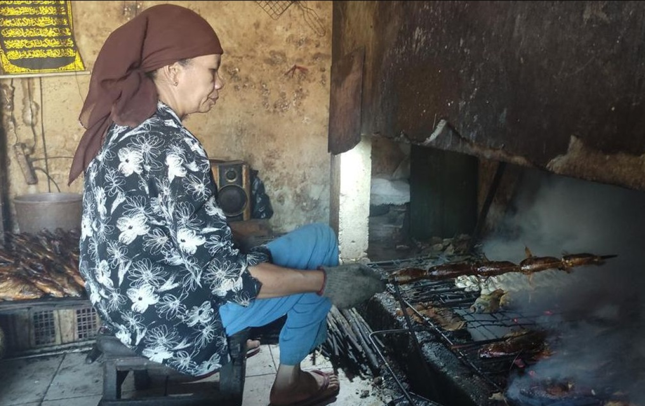 Salah satu penjual ikan asap di pesisir Sidoarjo, Jawa Timur. SP/ SDA