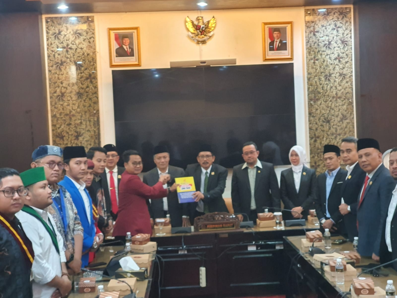 Perwakilan Mahasiswa Cipayung Plus menyerahkan rekomendasi kepada Pimpinan DPRD Jatim disaksikan sejumlah anggota DPRD Jatim.