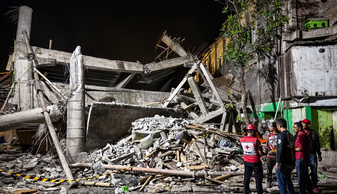 Bangunan musala Pondok Pesantren (Ponpes) Al-Khoziny di Kecamatan Buduran, Sidoarjo, Jawa Timur, ambruk pada Senin (29/9/2025). Sejumlah santri dilaporkan tertimbun reruntuhan. Santri yang terjebak diduga sedang melaksanakan salat.