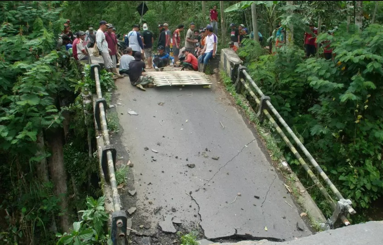 Kondisi Jembatan Tlutur perbatasan Desa Kandangan dan Kandangtepus, Kecamatan Senduro Lumajang, Jawa Timur. SP/ LMJ