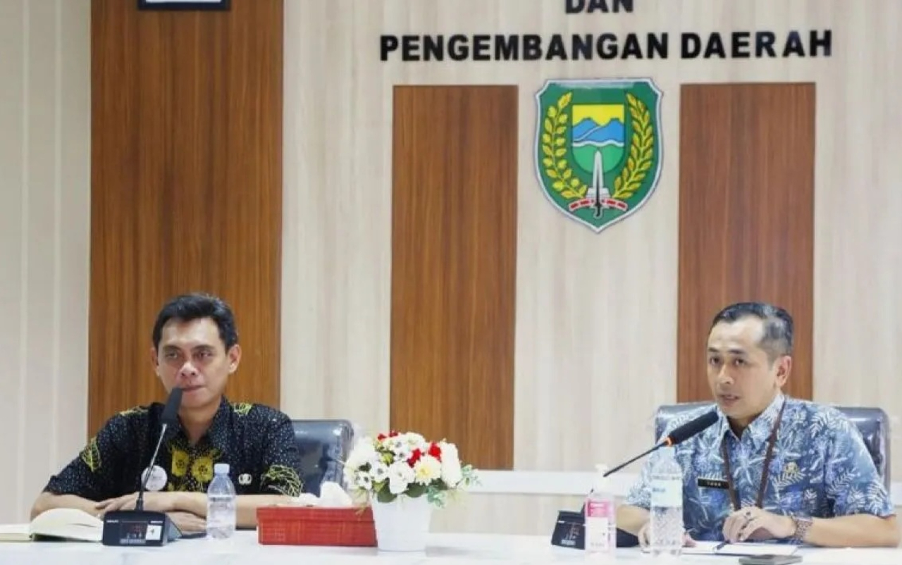 Rakor pembentukan tim percepatan pertumbuhan ekonomi daerah oleh Bapelitbangda Kota Madiun, Jawa Timur. SP/ MDN