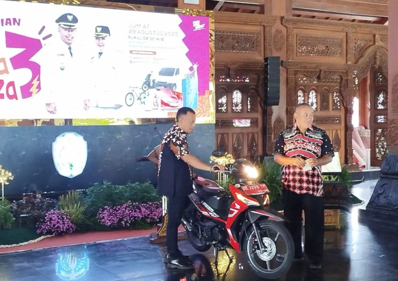 Bupati Ponorogo Sugiri Sancoko menyerahkan kendaraan operasional berupa sepeda motor kepada lurah secara simbolis di Ponorogo, Jawa Timur. SP/ PNG