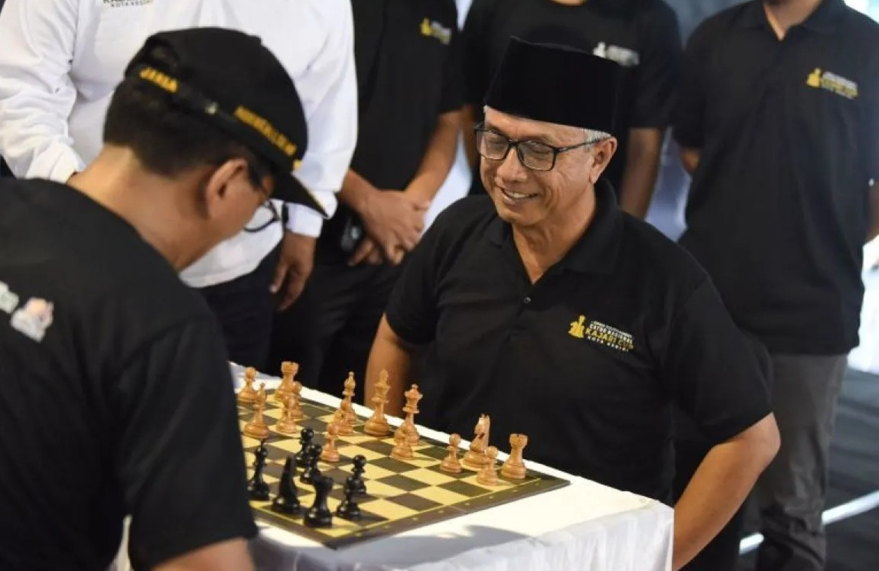 Wakil Wali Kota Kediri K.H. Qowimuddin Thoha (kanan) dalam kegiatan Open Tournament Catur Nasional Kajari Cup 2025. SP/ KDR