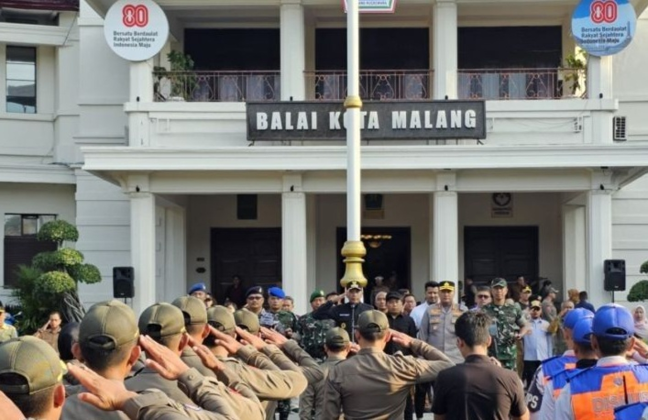 Petugas gabungan mengikuti apel persiapan pelaksanaan patroli skala kota di Balai Kota Malang, Jawa Timur. SP/ MLG