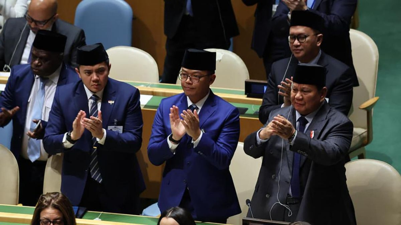 Presiden Prabowo bersama Menteri Luar Negeri Sugiono dan Sekkab Teddy Indra Wijaya, memberikan standing ovation usai Presiden Emmanuel Macron mengakui Palestina sebagai negara.